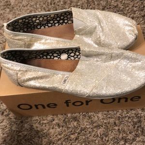 Silver glitter toms